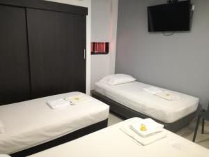 Postel nebo postele na pokoji v ubytování Aparta Hotel El Cacique Upar