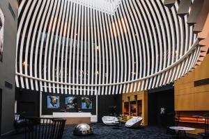 圣马洛圣马洛格兰德金色郁金香酒店的大堂设有大型圆形天花板