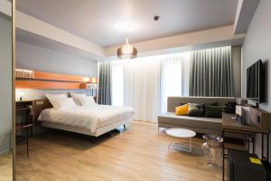 TV a/nebo společenská místnost v ubytování Golden Tulip Saint Malo– Le Grand Bé