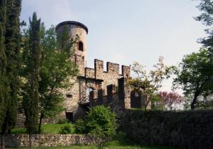 um velho edifício de pedra no meio de um campo em Foresteria La Ceriola em Monte Isola