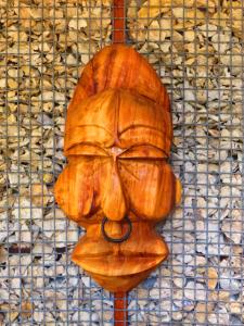 uma cabeça de madeira de uma pessoa numa parede em Hotel Islabela Islas Del Rosario em Isla Grande