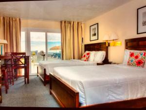 pokój hotelowy z dwoma łóżkami i balkonem w obiekcie Ocean Surf Resort w mieście Montauk +107 zdjęć