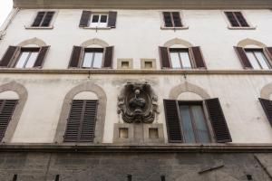 フィレンツェにあるOld Bridge: historical and chic apartmentの獅子飾り付きの建物