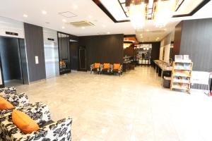 un vestíbulo con sofás y sillas en una tienda en APA Hotel Gifu Hashima Ekimae en Hashima