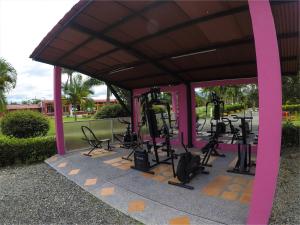 un gimnasio con varias cintas de correr y bicicletas estáticas en Hotel Campestre Los Tucanes, en Armenia