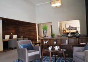 a living room with two chairs and a table at Gran Hotel Concordia San Luis Potosi in San Luis Potosí