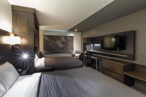 Postel nebo postele na pokoji v ubytování Hôtel & Suites Normandin Lévis + 37 fotografií