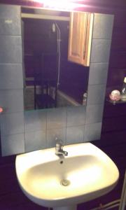 A bathroom at Gite Manmans