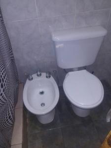 A bathroom at Cabañas del Dique