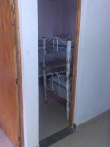 einen Flur mit Etagenbett in einem Zimmer in der Unterkunft Cabañas del Dique in Termas de Río Hondo