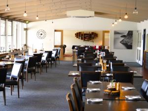 En restaurant eller et spisested på Pedder Wilderness Lodge