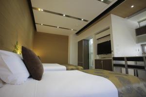 Una televisión o centro de entretenimiento en Room Motels Kingaroy