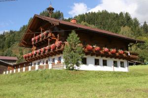 uma casa com flores ao lado dela em Moserhof em Schladming