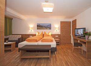 A bed or beds in a room at Gasthof Venetrast