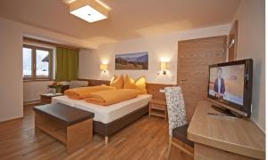 A bed or beds in a room at Gasthof Venetrast
