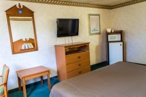 Postel nebo postele na pokoji v ubytování Guest House Inn