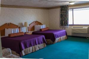 Postel nebo postele na pokoji v ubytování Guest House Inn