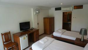 Μια τηλεόραση ή/και κέντρο ψυχαγωγίας στο Garden Corner Resort & Hotel