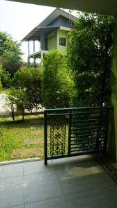 una puerta de metal negro delante de una casa en Garden Corner Resort & Hotel en Phitsanulok
