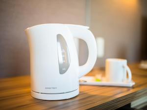 Příslušenství pro přípravu čaje a kávy v ubytování Super Hotel Kochi