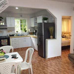 a kitchen with a refrigerator and a table and chairs at Casa D' Linda in San Andrés