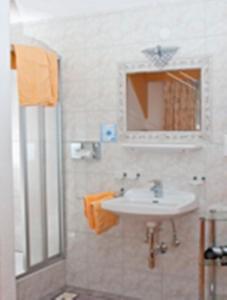 a bathroom with a sink and a mirror at Appartement Heidehof in Längenfeld