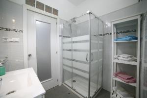 馬拉加的住宿－Victoria de Alba House，一间带玻璃淋浴和水槽的浴室