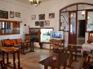 TV a/nebo společenská místnost v ubytování Artemon Hotel