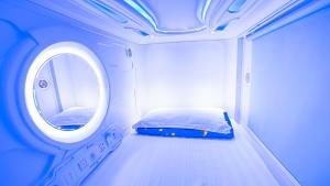 Un pat sau paturi într-o cameră la Spacepod@SG