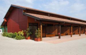 een rood gebouw met potplanten ervoor bij Motel 7 Laghi in Castelletto di Branduzzo