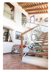 オリアゴ・ディ・ミラにあるAgriturismo Corte Del Brentaのリビングルーム付きの客室で、螺旋階段を利用します。
