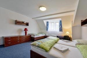 Letto o letti in una camera di Hotel Pivovar Kácov