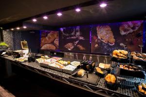 a buffet line with many different types of food at PLAZA INN stays design Dortmund in Dortmund