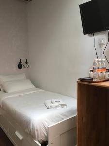Llit o llits en una habitació de Lima.Tujoh