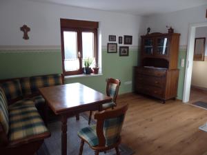 sala de estar con mesa de madera y sillas en Ferienwohnung Schindler, en Nittenau