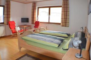Gotteszell的住宿－FEWO-Kramheller-Gotteszell，一间卧室配有一张床、一张书桌和一个窗户。