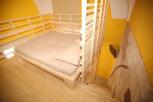 TrepuzziにあるCurteCurtaの黄色い壁の客室の二段ベッド1台分です。