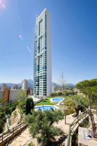 un edificio alto con una piscina delante en Luxury apartment on the 40th floor with amazing views, en Benidorm