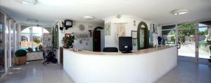 un hall avec un comptoir dans un magasin dans l'établissement Camping & Bungalows Oasis, à Oropesa del Mar