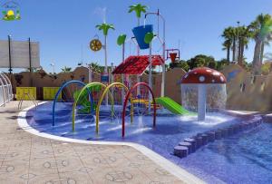 Bazén v ubytování Camping & Bungalows Oasis nebo v jeho okolí