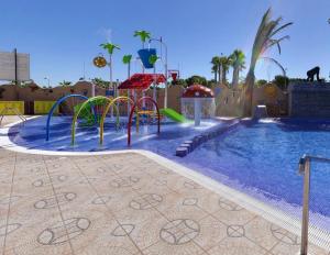 Bazén v ubytování Camping & Bungalows Oasis nebo v jeho okolí