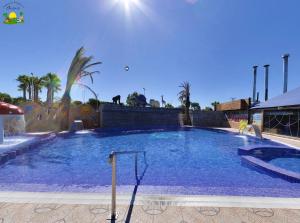 Bazén v ubytování Camping & Bungalows Oasis nebo v jeho okolí