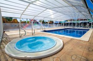 Bazén v ubytování Camping & Bungalows Oasis nebo v jeho okolí