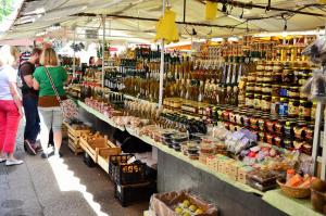 Pasar raya atau kedai lain di apartmen atau berdekatan