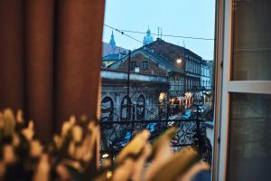 een uitzicht op een stad vanuit een raam bij Shalom Kazimierz in Krakau