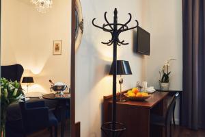 een woonkamer met een tafel en een lamp bij Shalom Kazimierz in Krakau