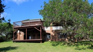 una casa in mattoni con balcone sopra di Barefoot B&B a Morgan's Bay