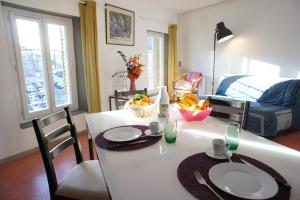 una mesa de comedor con 2 platos y un bol de fruta en Le Petit Saint Jean - Residadigne - Zeperfectplace, en Digne-les-Bains