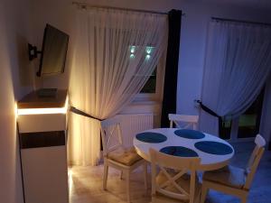 a kitchen with a table and chairs in a room at Apartament Nowe Maniowy in Maniowy