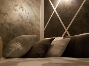 1 dormitorio con 1 cama con 2 almohadas en Apartament Nowe Maniowy, en Maniowy